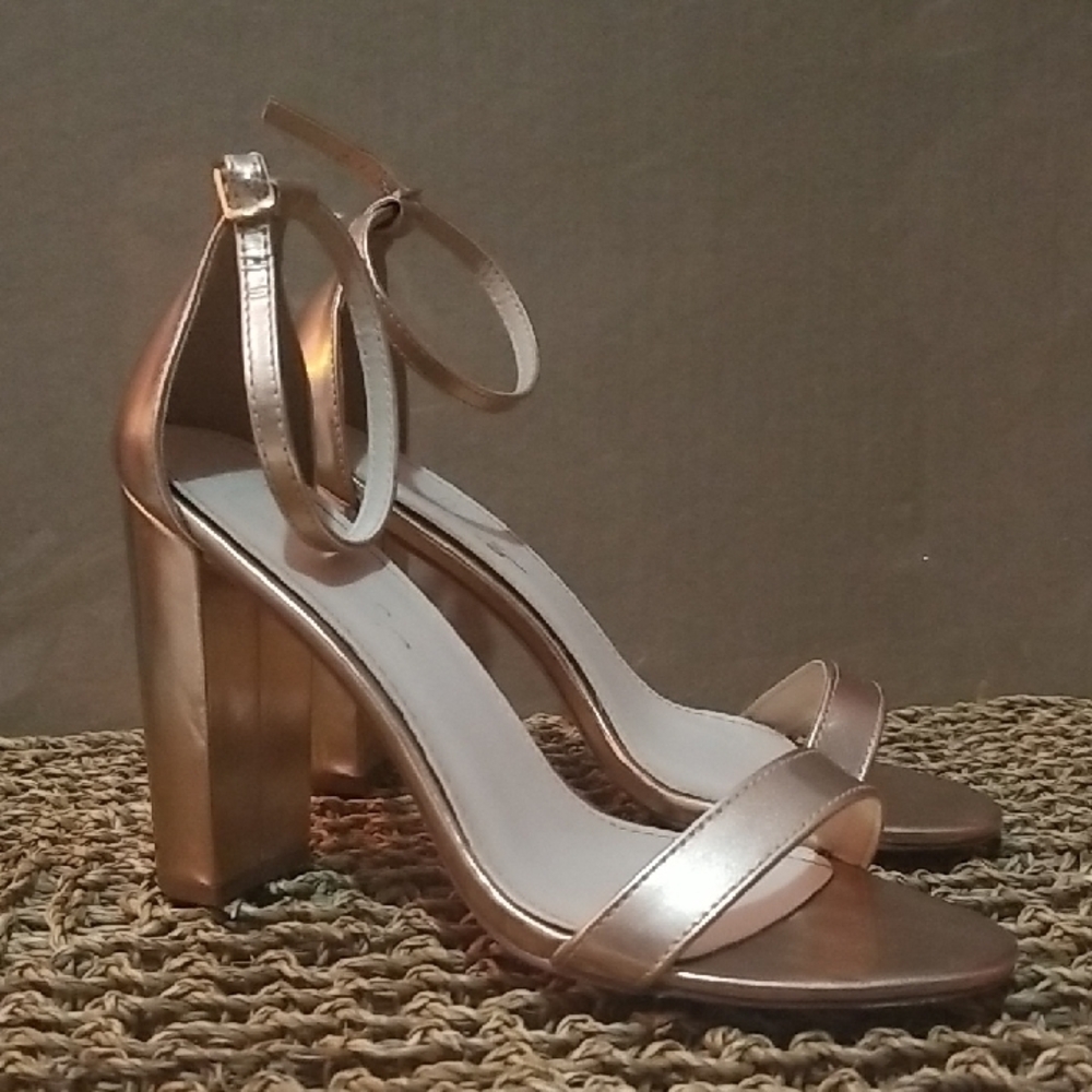 Lulus Elegant Metallic Gold Strap Chunky Heels Size 7 Womens